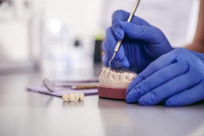 Vedere detaliată a unui dentist care lucrează stock photos
