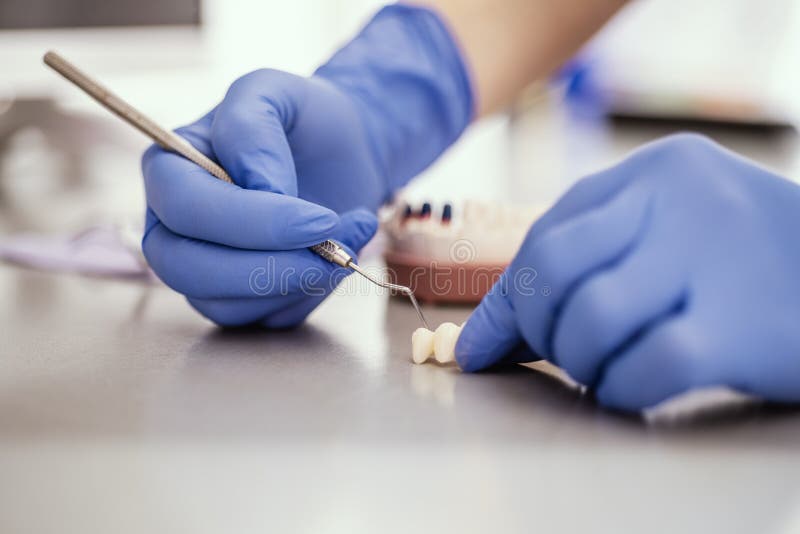 Vedere detaliată a unui dentist care lucrează stock photo