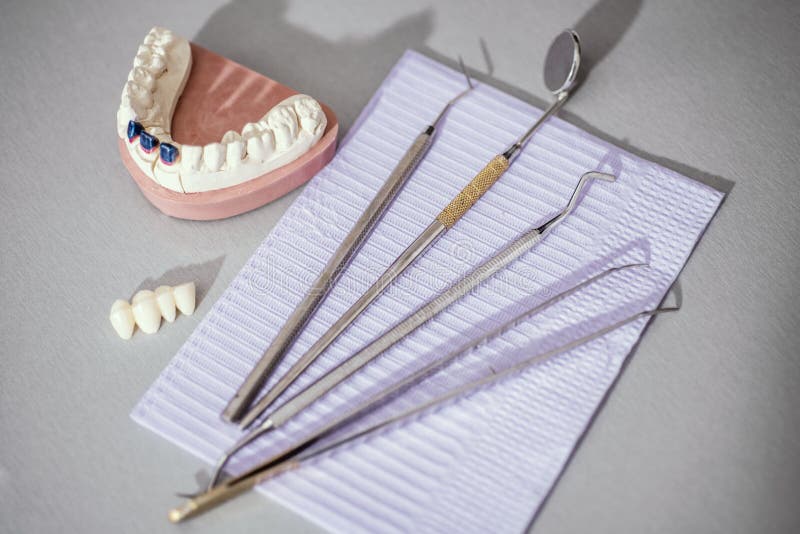 Vedere detaliată a unui dentist care lucrează royalty free stock image