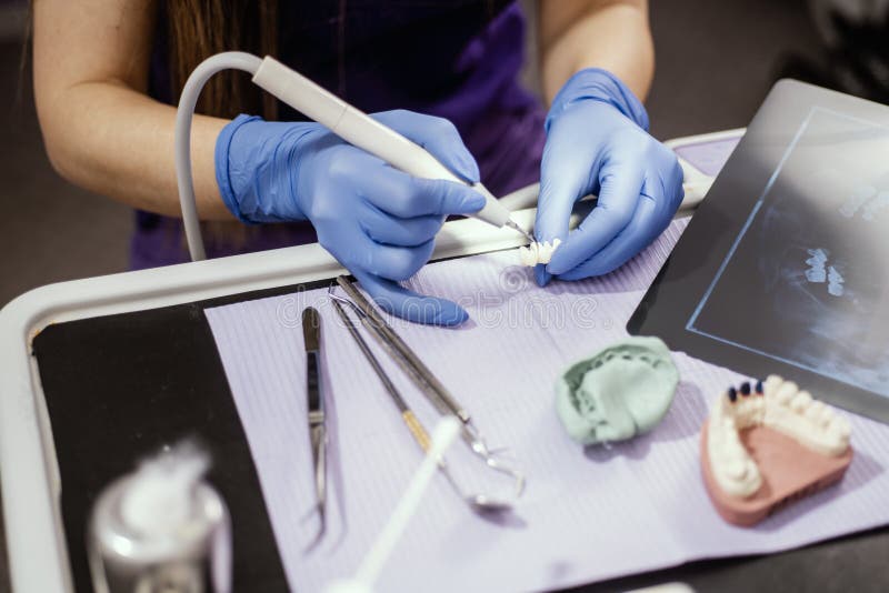 Vedere detaliată a unui dentist care lucrează stock photos