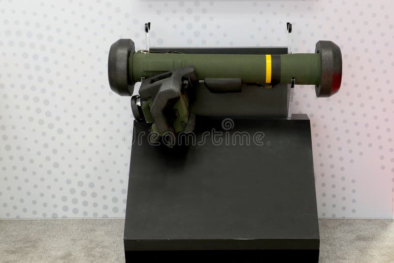 Vedere detaliată a unui sistem de lansare a rachetelor cu suliță instalat pe un vehicul militar blindat. stock images