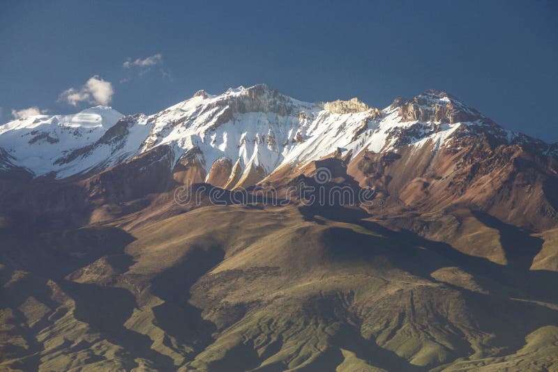 Vedere detaliată a vulcanului chachani din apropierea orașului Arequipa din Peru royalty free stock photo