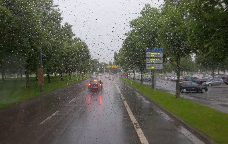 Vedere a drumului în ploaie spre fereastra autobuzului stock images