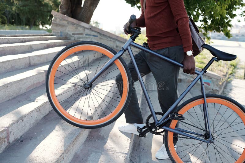 Vedere laterală a părții inferioare a tânărului cu bicicletă stock photos