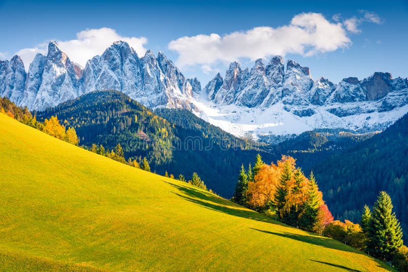 Vedere magnifică a dealurilor satului Santa Maddalena în fața grupului Geisler sau Odle Dolomites. scenă colorată de toamnă de dol stock photo