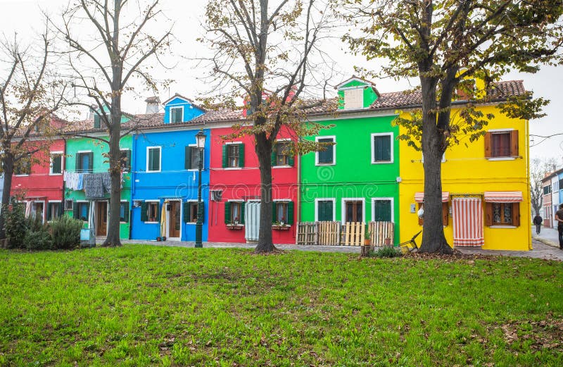Vedere a unui grup de case colorate din insula Burano, o insulă mică din interiorul zonei Veneția, Italia royalty free stock photography