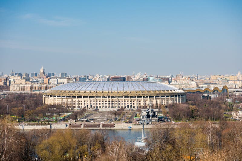 Veduta aerea dello stadio Luzhniki e del centro di Mosca, dall'Università Statale di Mosca immagine stock libera da diritti Veduta aerea dello stadio Luzhniki e del centro di Mosca, dall'Università Statale di Mosca immagine stock libera da diritti
