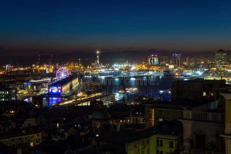Veduta aerea di Genova, Italia di notte, porto con centro storico, Italia, Europa fotografie stock