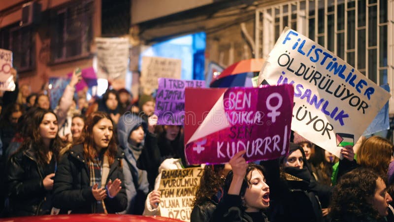 Veel feministische demonstranten lopen door stad. duitse feministische protesten. meisjesdemonstratie