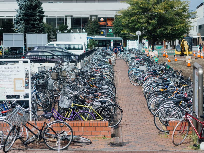 Veel fietsen bij fietsparkeren in Sapporo, Hokkaido, Japan royalty-vrije stock fotografie Veel fietsen bij fietsparkeren in Sapporo, Hokkaido, Japan royalty-vrije stock fotografie