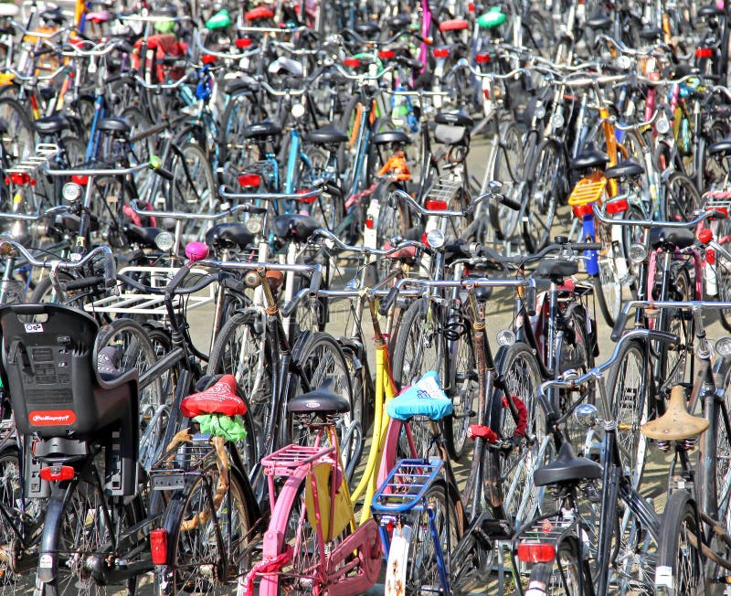 Veel geparkeerde fietsen stock foto Veel geparkeerde fietsen stock foto