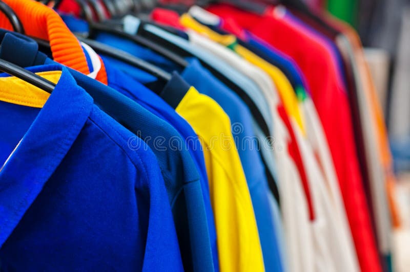 Veel heldere kleurrijke kleren op hangers in winkel royalty-vrije stock foto's Veel heldere kleurrijke kleren op hangers in winkel royalty-vrije stock foto's