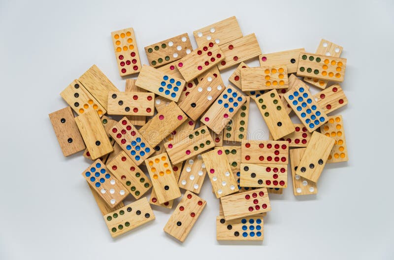 Veel houten domino's op witte achtergrond met selectieve nadruk royalty-vrije stock afbeeldingen Veel houten domino's op witte achtergrond met selectieve nadruk royalty-vrije stock afbeeldingen