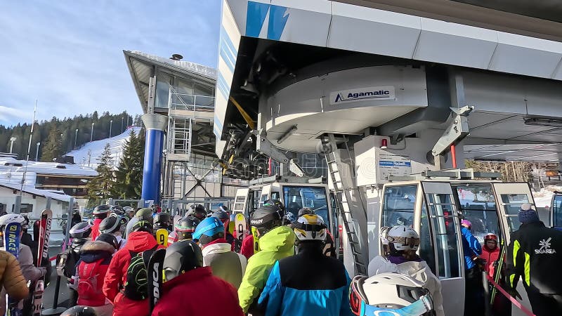 Veel skiërs staan op de rij om op de stoelift te geraken. massa mensen. menigte. wintertijd. zondag. italiaanse alpen