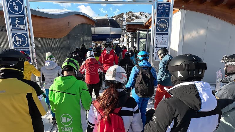 Veel skiërs staan op de rij om op de stoelift te geraken. massa mensen. menigte. wintertijd. zondag. italiaanse alpen