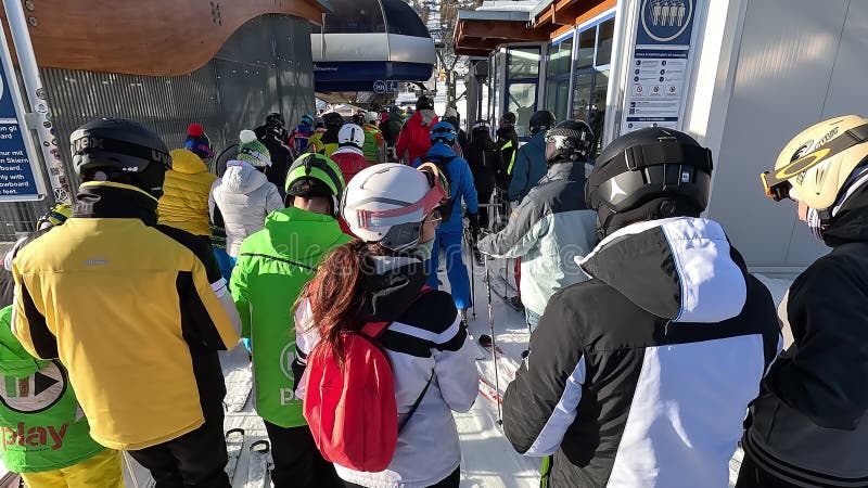 Veel skiërs staan op de rij om op de stoelift te geraken. massa mensen. menigte. wintertijd. zondag. italiaanse alpen