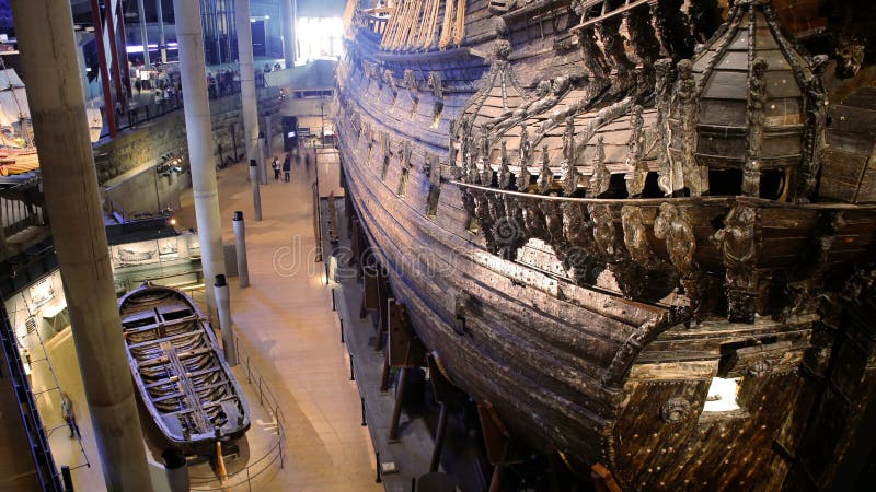 Veel toeristen aan het binnenland van het Maritieme Vasa Museum in Stockholm Geschoten op Canon 5D Mark II met Eerste l-Lenzen