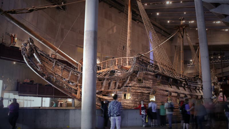 Veel toeristen aan het binnenland van het Maritieme Vasa Museum in Stockholm Geschoten op Canon 5D Mark II met Eerste l-Lenzen