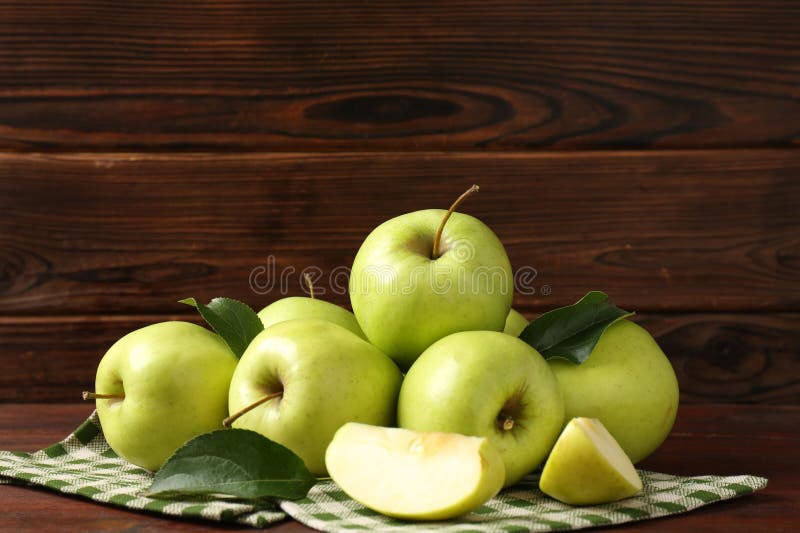 Veel verse groene appels op houten tafel stock foto's