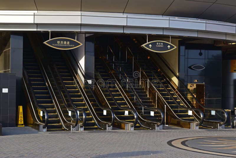 Veelvoudige lange lange roltrappen bij de ingang van een Zaal van het luxecasino royalty-vrije stock foto Veelvoudige lange lange roltrappen bij de ingang van een Zaal van het luxecasino royalty-vrije stock foto