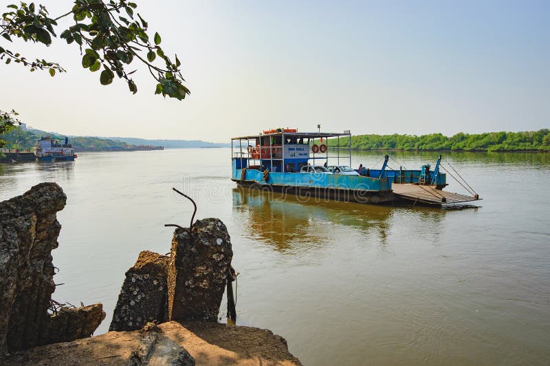 Veerboot die aan Chorao-eiland, Goa, India aankomen stock foto Veerboot die aan Chorao-eiland, Goa, India aankomen stock foto