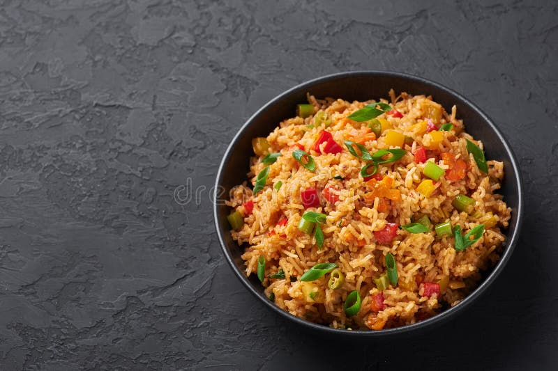 Veg Schezwan Fried Rice σε μαύρο μπολ σε σκούρο φόντο σχιστόλιθου πιάτο μαγειρικής ινδο-κινέζικα στοκ εικόνα με δικαίωμα ελεύθερης χρήσης
