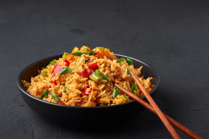 Veg Schezwan Fried Rice σε μαύρο μπολ σε σκούρο φόντο σχιστόλιθου πιάτο μαγειρικής ινδο-κινέζικα στοκ εικόνες