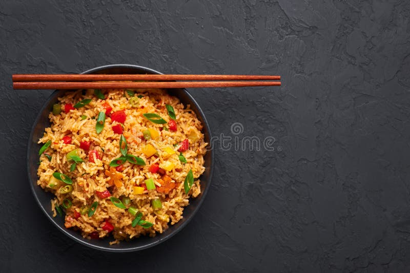 Veg Schezwan Fried Rice σε μαύρο μπολ σε σκούρο φόντο σχιστόλιθου πιάτο μαγειρικής ινδο-κινέζικα στοκ φωτογραφία με δικαίωμα ελεύθερης χρήσης
