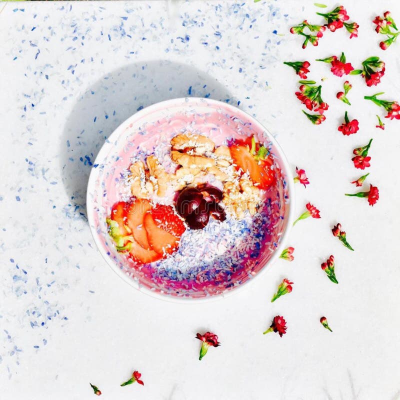 Vegan yogurt bowl! Cherry yogurt topped with various fruits and nuts!All components are vegan A refreshing lunch royalty free stock images Vegan yogurt bowl! Cherry yogurt topped with various fruits and nuts!All components are vegan A refreshing lunch royalty free stock images