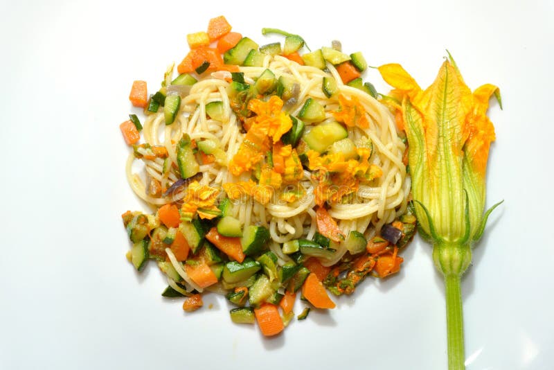 Veganmat: squashblomningpasta royaltyfria foton Veganmat: squashblomningpasta royaltyfria foton