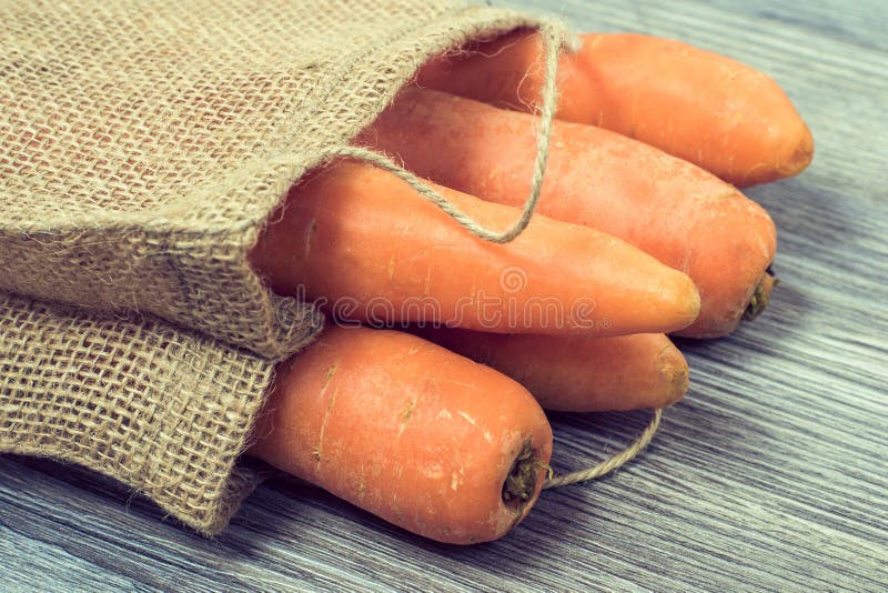 Vegano mangiante in buona salute della borsa del mercato di sanità un concetto vegetariano della lista dell'ingrediente dell'insa fotografie stock Vegano mangiante in buona salute della borsa del mercato di sanità un concetto vegetariano della lista dell'ingrediente dell'insa fotografie stock