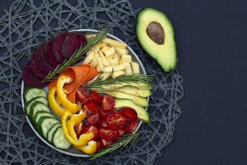 Vegano, receta del cuenco del Detox de Buda con el aguacate, zanahoria, pepino, remolacha, pimienta amarilla, tomate y nabo Visió foto de archivo Vegano, receta del cuenco del Detox de Buda con el aguacate, zanahoria, pepino, remolacha, pimienta amarilla, tomate y nabo Visió foto de archivo