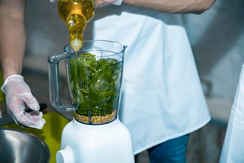 Vegetable шеф-повар smoothie смешивая зеленые smoothies с домом blender в кухне Здоровый портрет концепции образа жизни еды pr че стоковое изображение Vegetable шеф-повар smoothie смешивая зеленые smoothies с домом blender в кухне Здоровый портрет концепции образа жизни еды pr че стоковое изображение