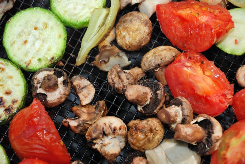 The vegetables barbeque prepares on fire