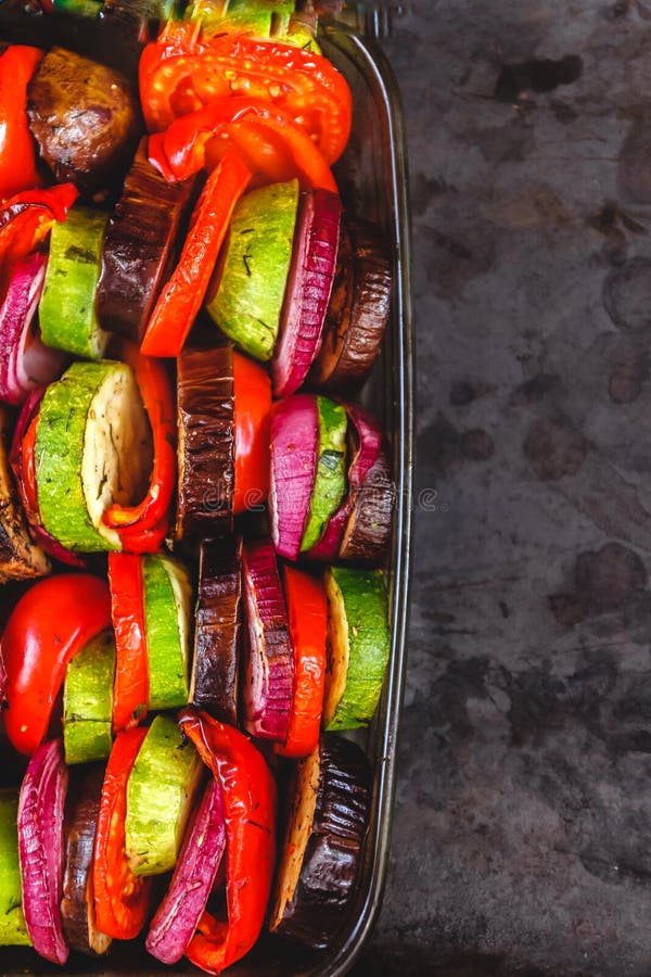 Vegetais cozidos brilhantes e suculentos diferentes classificados, abobrinha, beringela, abobrinha, tomate, pimenta, cebola em um imagem de stock Vegetais cozidos brilhantes e suculentos diferentes classificados, abobrinha, beringela, abobrinha, tomate, pimenta, cebola em um imagem de stock