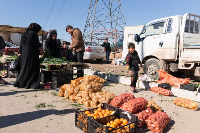 Vegetais de compra dos povos um acampamento sírio imagem de stock royalty free
