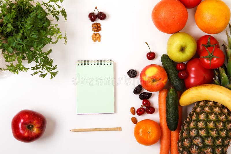 Vegetais e frutos orgânicos frescos, caderno vazio aberto foto de stock royalty free Vegetais e frutos orgânicos frescos, caderno vazio aberto foto de stock royalty free