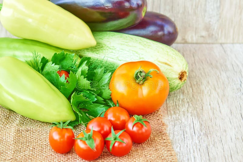 Vegetais org?nicos na madeira Fundo saudável do alimento, com espaço da cópia imagens de stock Vegetais org?nicos na madeira Fundo saudável do alimento, com espaço da cópia imagens de stock