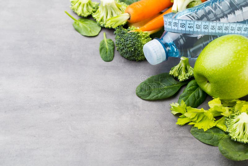 Vegetais saudáveis frescos, água Conceito da saúde, do esporte e da dieta foto de stock Vegetais saudáveis frescos, água Conceito da saúde, do esporte e da dieta foto de stock