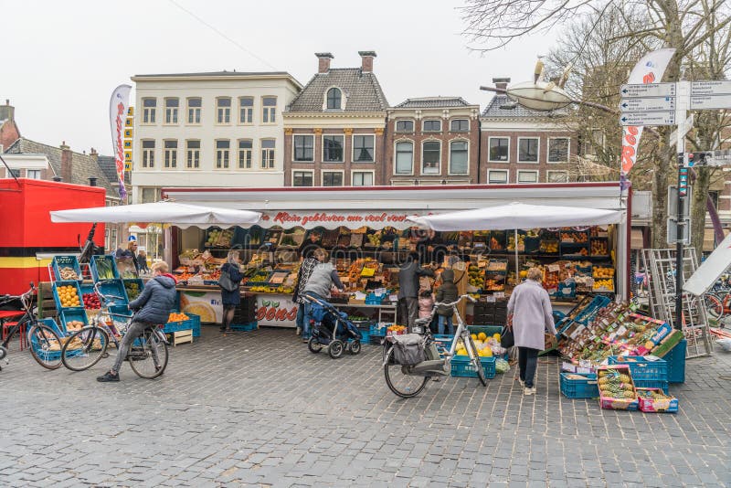 ` Vegetal de compra s de la gente en el mercado de sábado imagen de archivo libre de regalías ` Vegetal de compra s de la gente en el mercado de sábado imagen de archivo libre de regalías