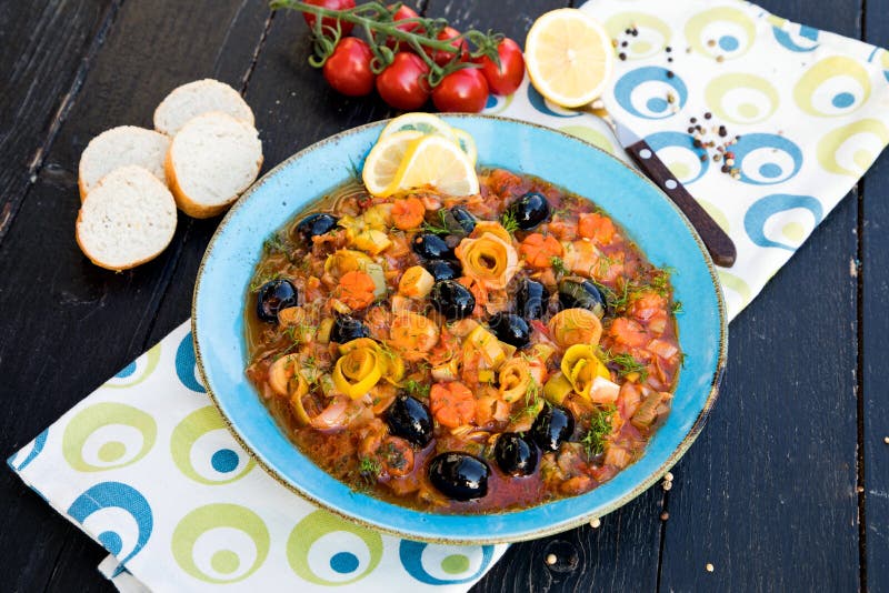 Vegetarian stew in leeks with olives