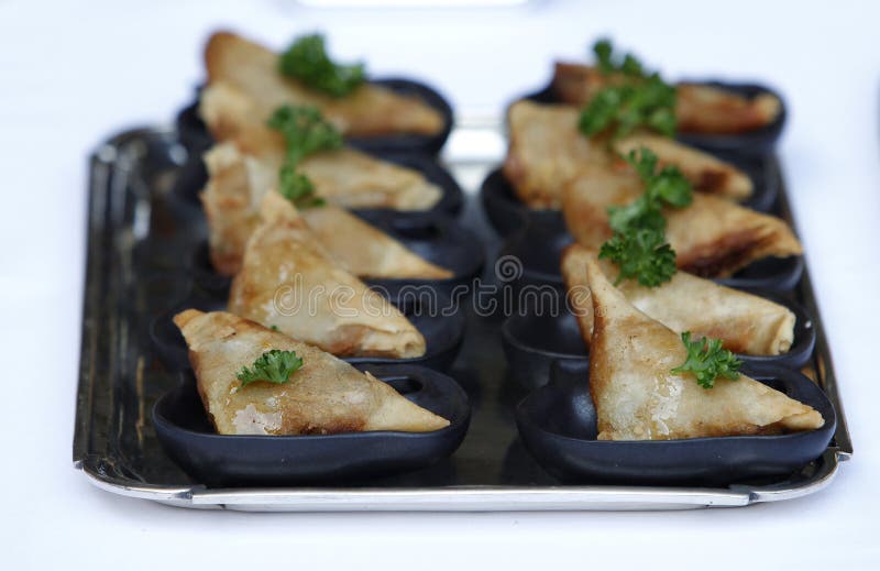 Vegetariano Samosas com molhos de mergulho fotografia de stock Vegetariano Samosas com molhos de mergulho fotografia de stock