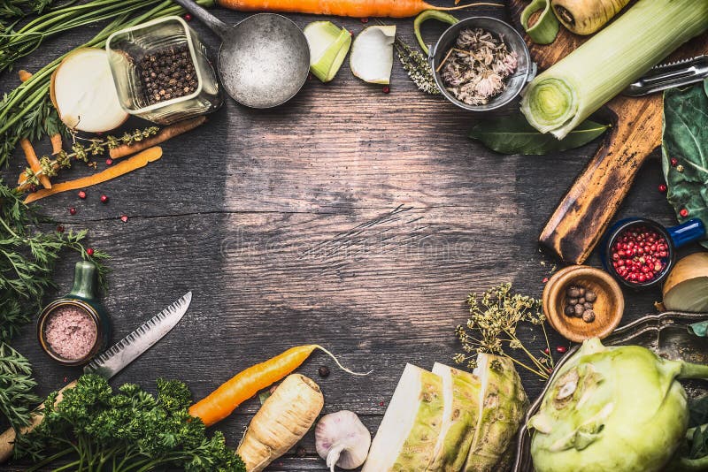 Vegetariano saudável que cozinha ingredientes para a sopa ou o guisado Vegetais orgânicos crus com as ferramentas da cozinha no b imagem de stock royalty free Vegetariano saudável que cozinha ingredientes para a sopa ou o guisado Vegetais orgânicos crus com as ferramentas da cozinha no b imagem de stock royalty free