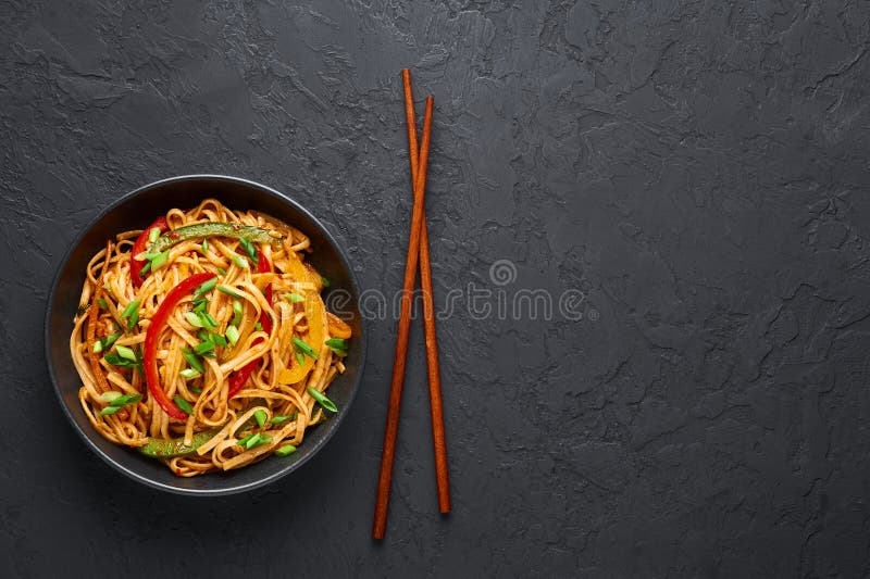 Vegetarier Schezwan Noodles oder Gemüse Hakka Noodles oder Chow Mein in schwarzer Schüssel mit dunklem Hintergrund Indo-chinesisc