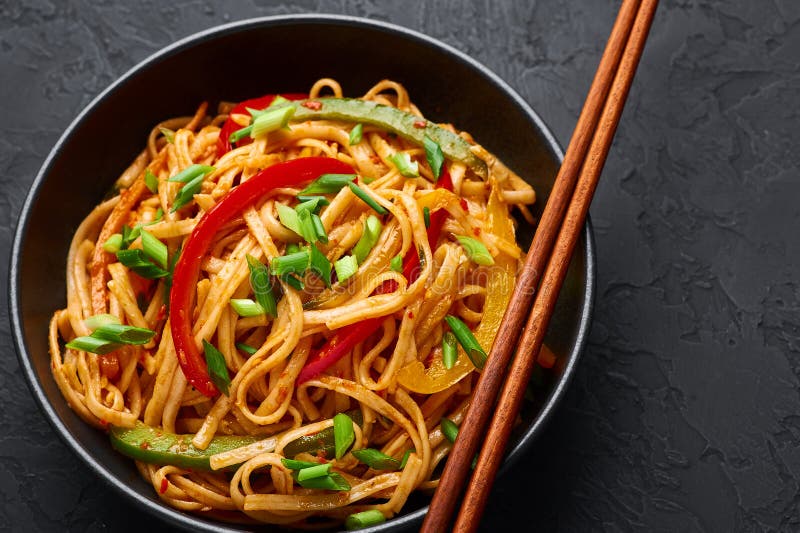 Vegetarier Schezwan Noodles oder Gemüse Hakka Noodles oder Chow Mein in schwarzer Schüssel mit dunklem Hintergrund Schezwan Noodl
