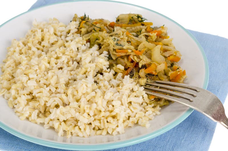 Vegetarisch gezond voedsel Gesmoorde kool met wortelen, ongepelde rijst royalty-vrije stock foto's Vegetarisch gezond voedsel Gesmoorde kool met wortelen, ongepelde rijst royalty-vrije stock foto's