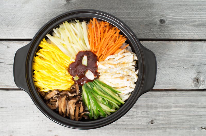Vegetarische Bibimbap in een aardewerkpot stock afbeelding