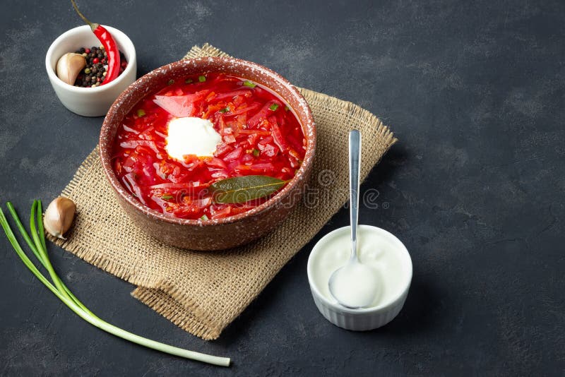 Vegetarische bieten rode soep - borscht met zure room op zwarte steenachtergrond royalty-vrije stock afbeeldingen Vegetarische bieten rode soep - borscht met zure room op zwarte steenachtergrond royalty-vrije stock afbeeldingen