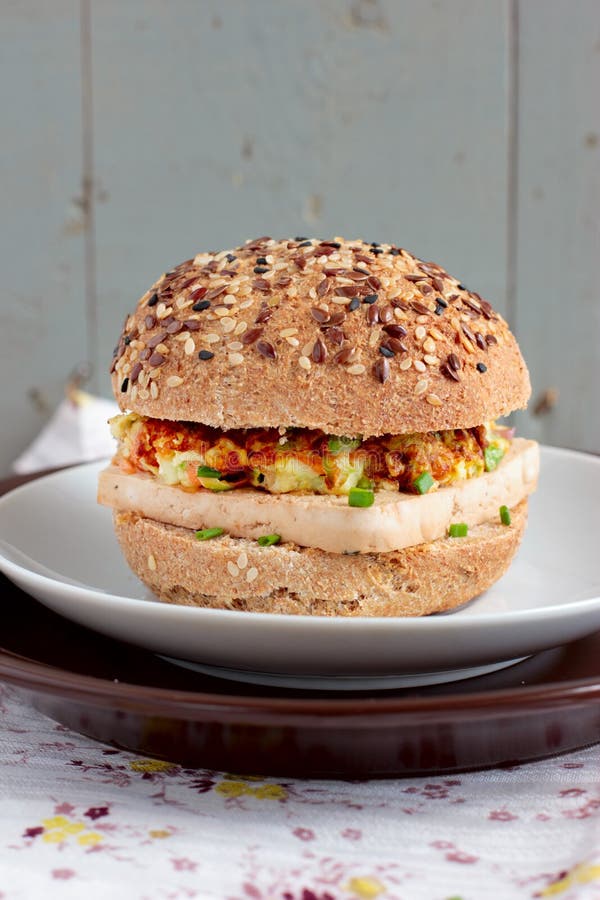 Vegetarische Burgers Met Wholegrain Broodjes, Tofu En Groenten Stock ...