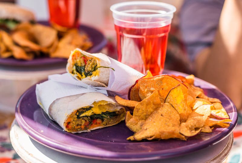 Vegetarische Burritoverpackung des strengen Vegetariers und Himbeerlimonade an einem Straßennahrungsmittelmarkt stockfotos Vegetarische Burritoverpackung des strengen Vegetariers und Himbeerlimonade an einem Straßennahrungsmittelmarkt stockfotos